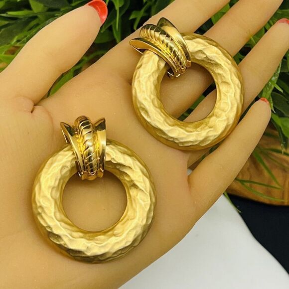 Earrings PEP Erwin Pearl Door Knocker Runway Brushed Matte Glam Gold Dangle Clip - Picture 2 of 8